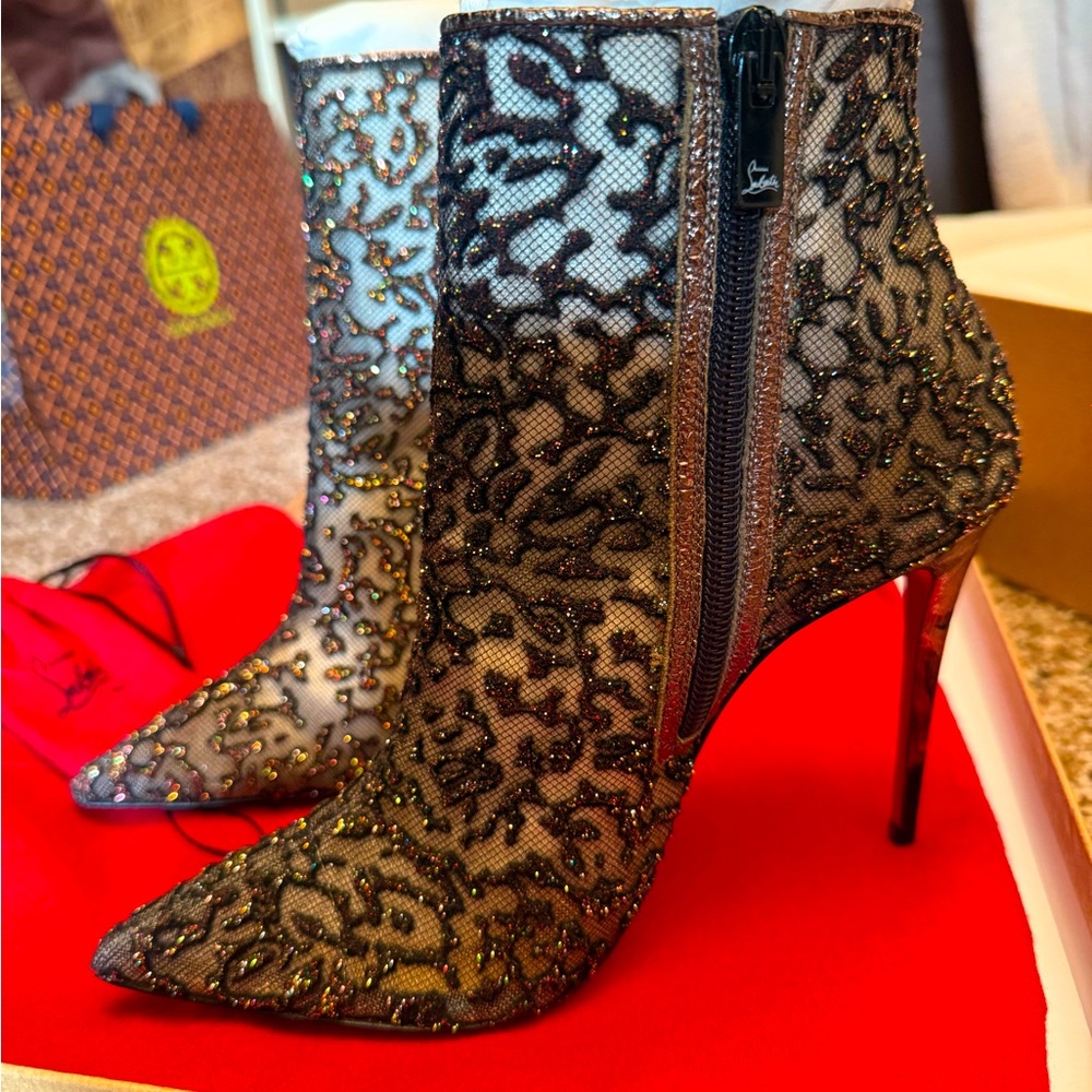 BRAND NEW! NEVER WORN! Christian Louboutin Nancy Bootie 100  size 36